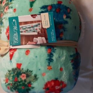 Pioneer Woman plush velvet Christmas throw